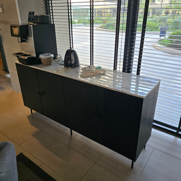 Buffet Brescia Roble Americano con Cubierta Mármol Carrara - Nordico Nativo