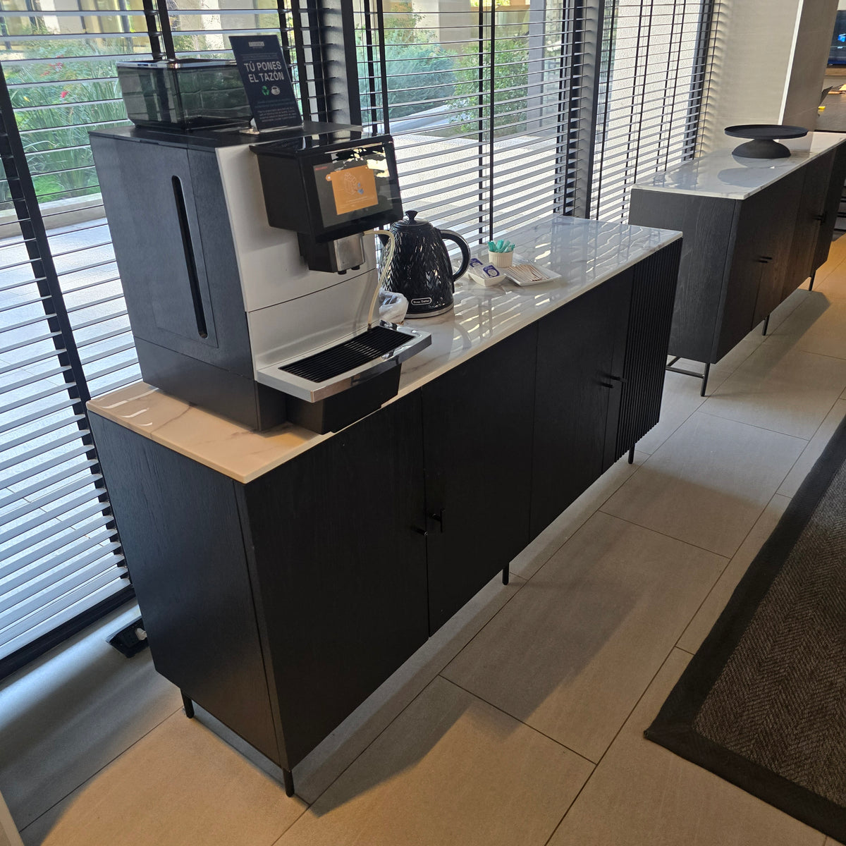 Buffet Brescia Roble Americano con Cubierta Mármol Carrara - Nordico Nativo