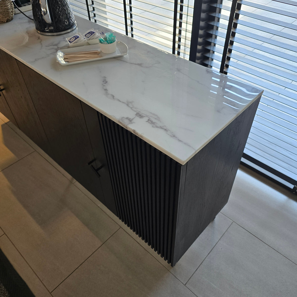 Buffet Brescia Roble Americano con Cubierta Mármol Carrara - Nordico Nativo