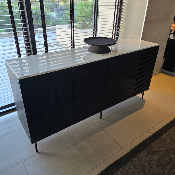 Buffet Brescia Roble Americano con Cubierta Mármol Carrara - Nordico Nativo