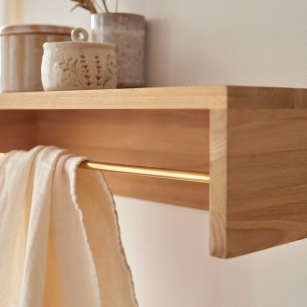 Toallero de baño con repisa de madera